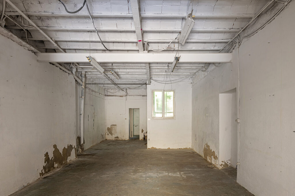 Estado original previo a la reforma, un espacio deteriorado que muestra el punto de partida antes del proyecto arquitectónico.