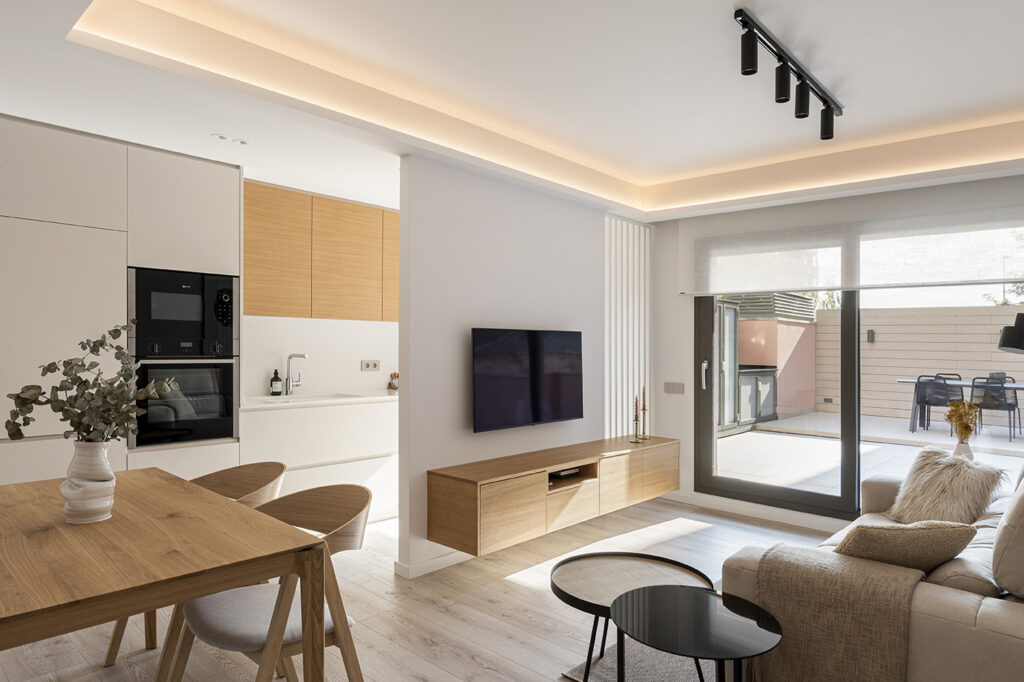 Sala de estar con diseño funcional y toques naturales que integran interiorismo consciente, confort y conexión con el exterior.