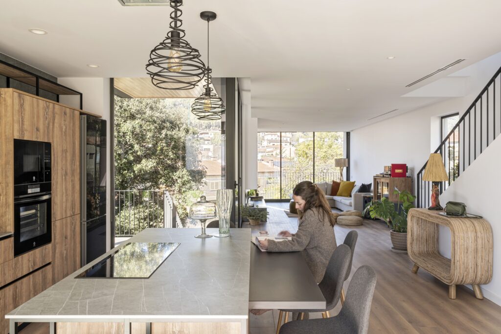 Espacio abierto con cocina y salón integrados, diseño funcional y luz natural que reflejan un interiorismo consciente y equilibrado.