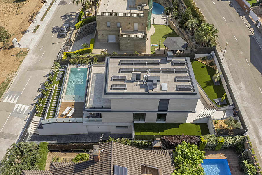 Vivienda contemporánea con paneles solares en cubierta, ejemplo de eficiencia energética y arquitectura sostenible en proyectos de NEXT.