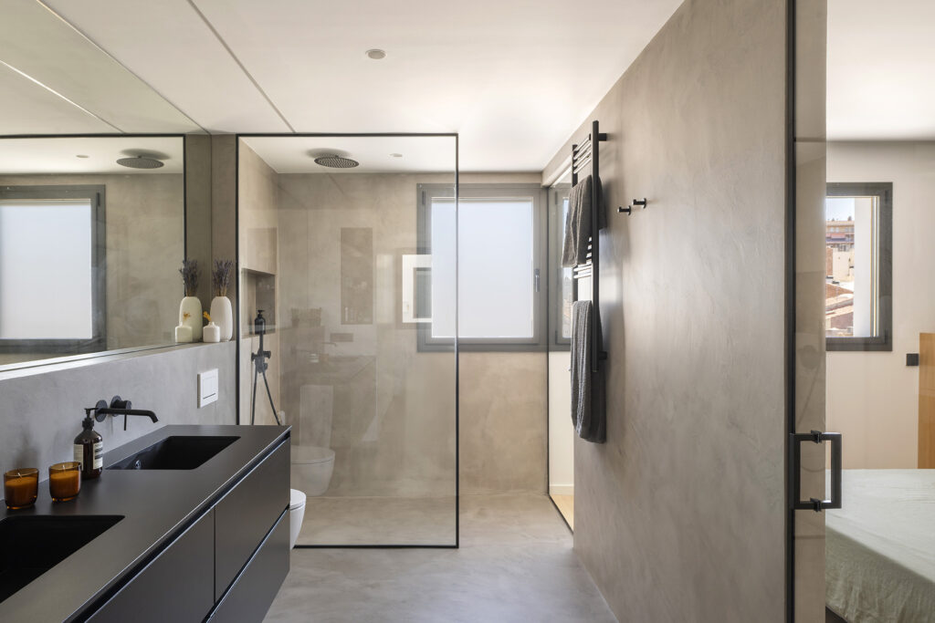 Baño contemporáneo pensado para el uso diario, con ducha amplia, luz natural y distribución cómoda para el día a día.