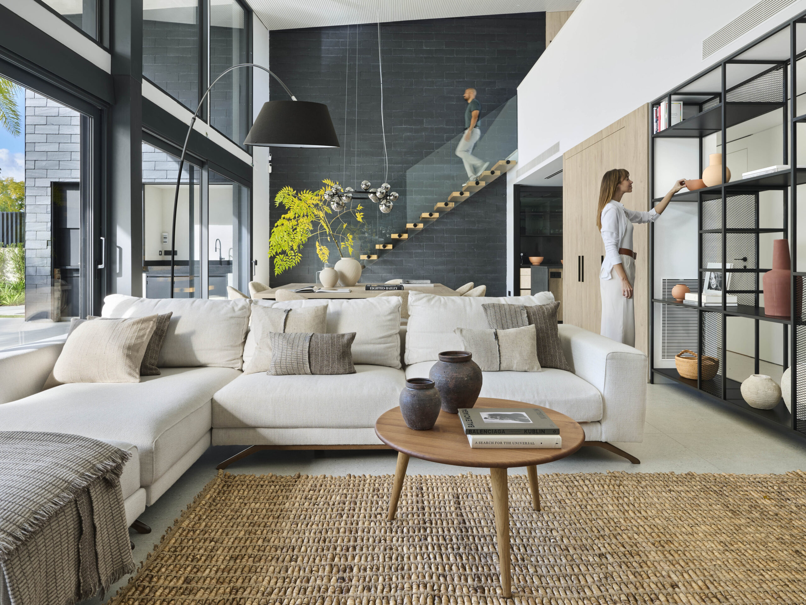 Tendencias 2026 en diseño de interiores para casa: espacio diáfano con doble altura, tonos neutros, materiales naturales y distribución pensada para el uso real.