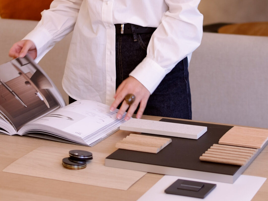 Tendencias de diseño 2026 aplicadas a la casa: proceso de selección de materiales naturales y decisiones conscientes en proyectos de interiorismo.