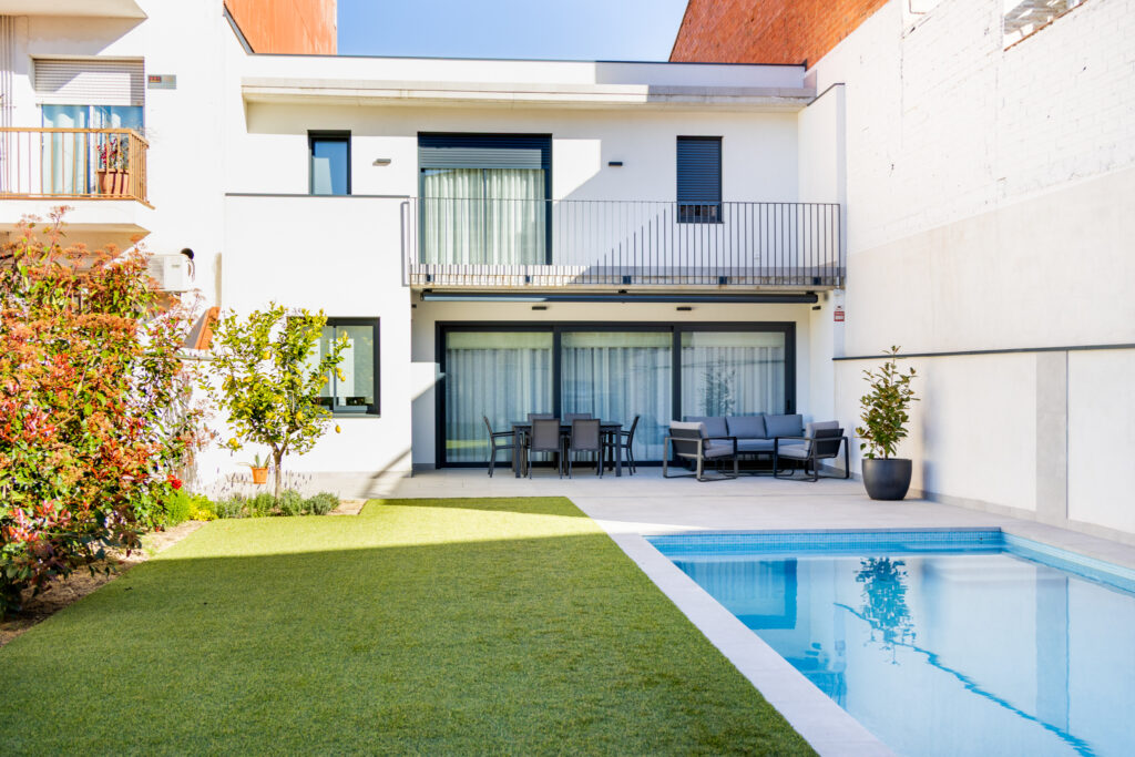 Terraza y patio exterior de vivienda reformada, con pavimentos continuos y mobiliario pensado para el uso diario del espacio exterior.
