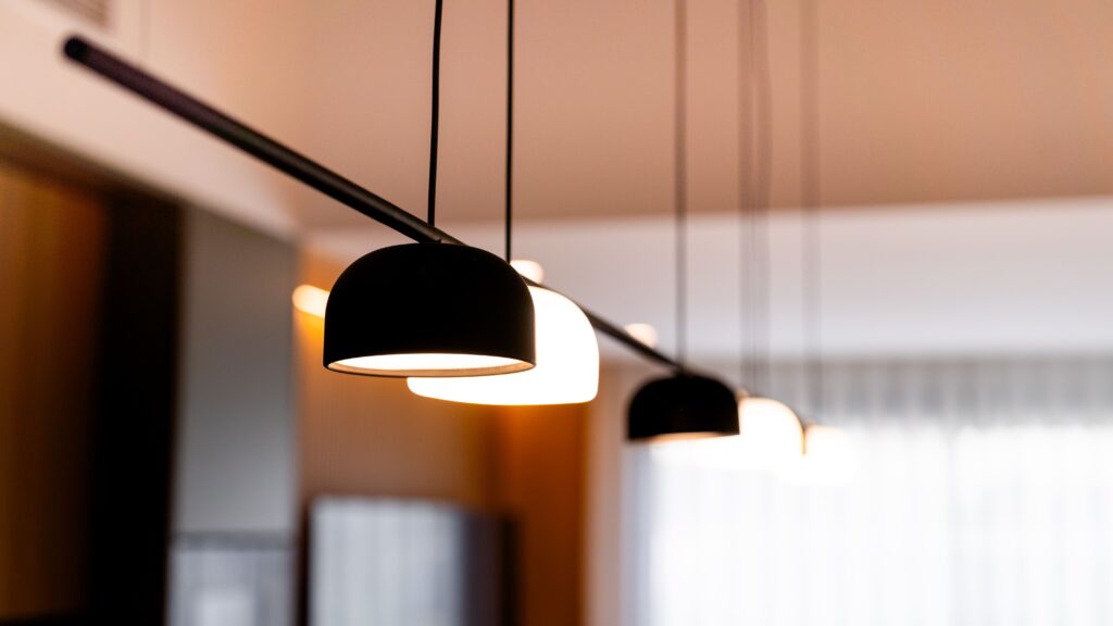 Iluminación suspendida en un espacio interior, combinación de luz decorativa y funcional para evitar errores habituales en la iluminación de casa.