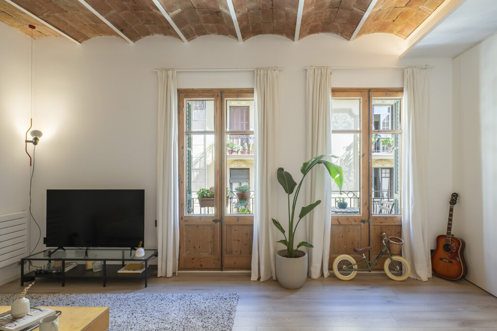 Volta catalana vista en salón de casa rehabilitada con techos de ladrillo.