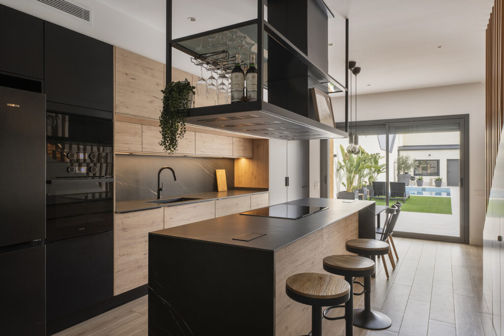Diseño de interiores en cocina moderna integrada en vivienda.