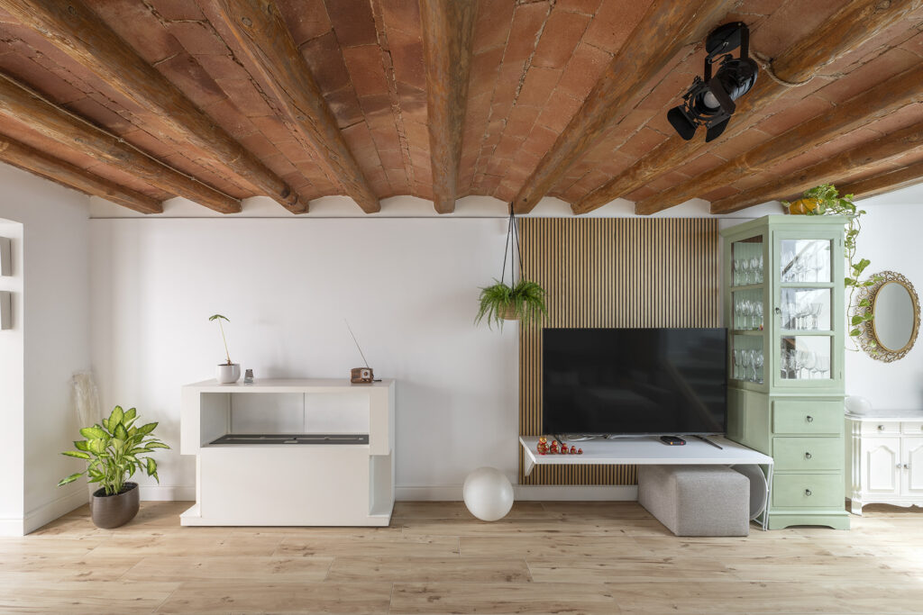 Rehabilitación de casa con techo de volta catalana y espacio abierto.