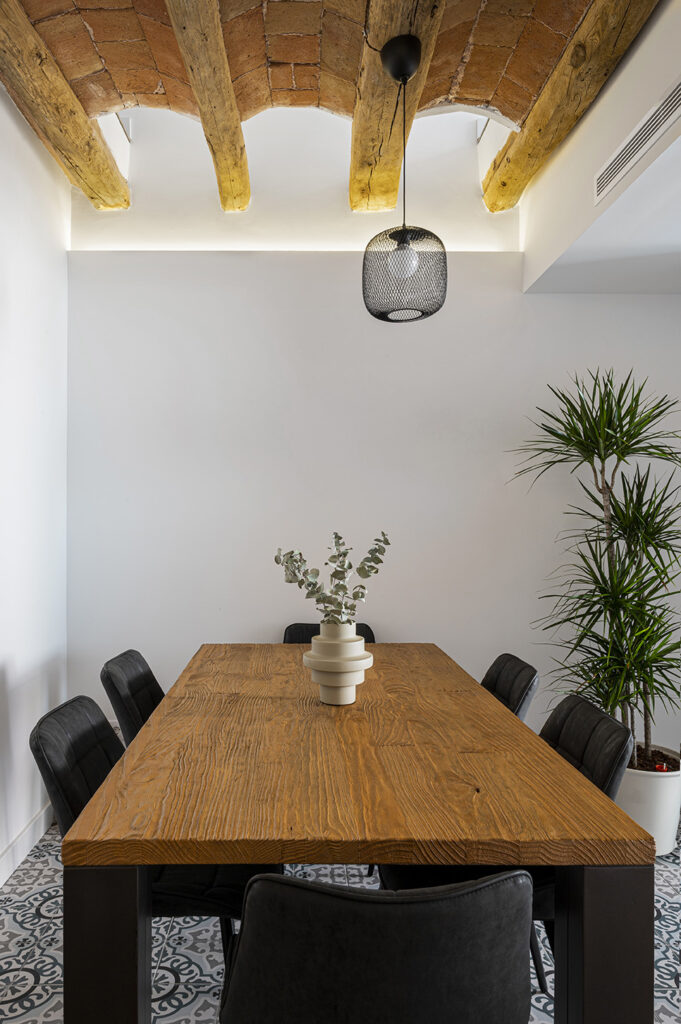 Comedor con techo de volta catalana en casa antigua rehabilitada.