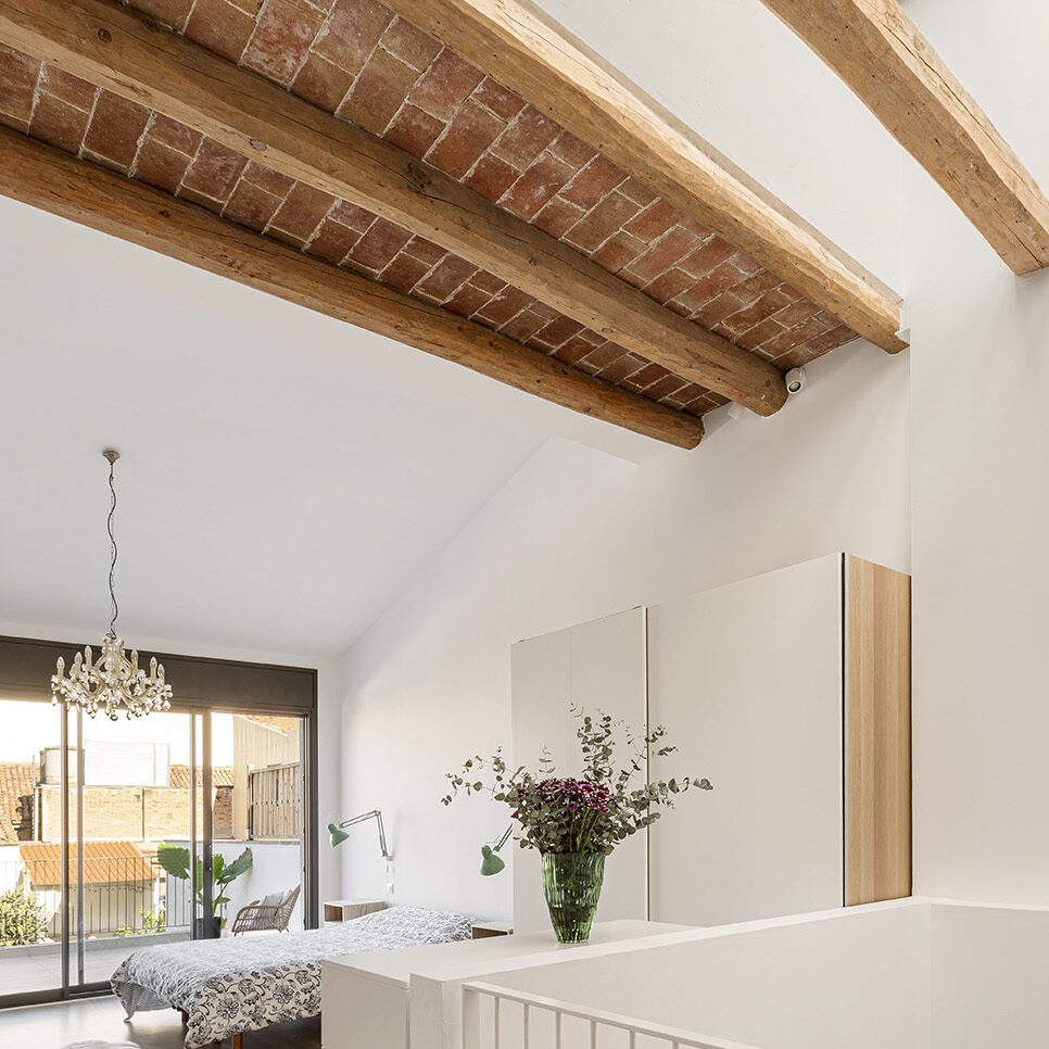 Rehabilitación de casa con techo de volta catalana y espacio abierto.