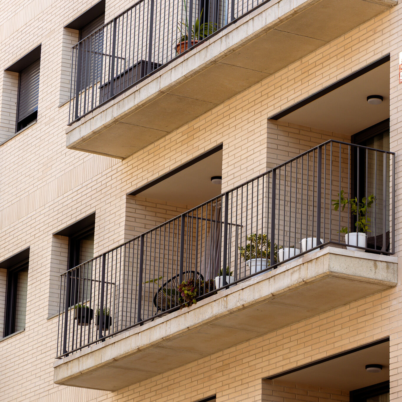 Fachada de edificio de viviendas con balcones, material cerámico y soluciones constructivas que mejoran el comportamiento térmico.