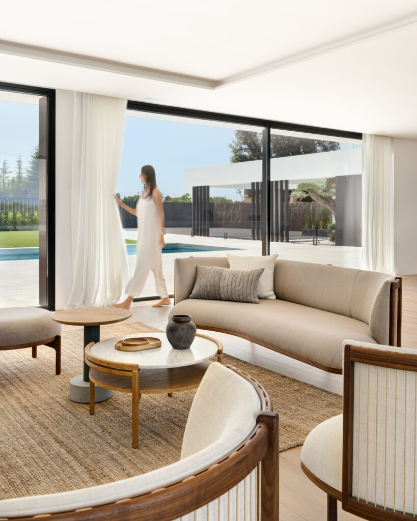 Salón con diseño de interiores contemporáneo y gran entrada de luz natural