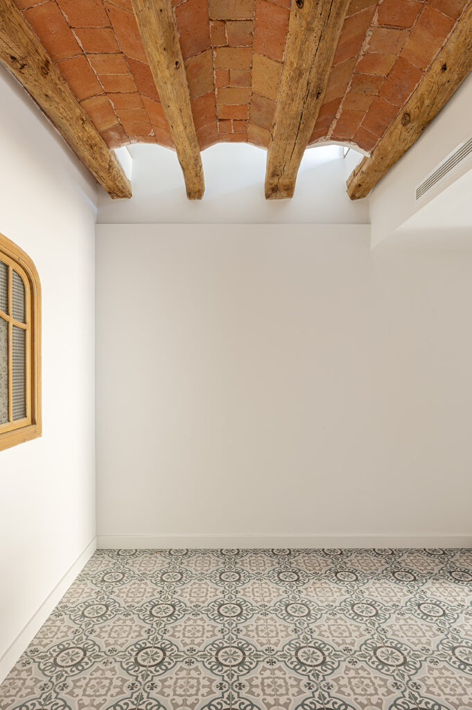 pavimento de baldosa hidráulica decorativa en interior de vivienda rehabilitada