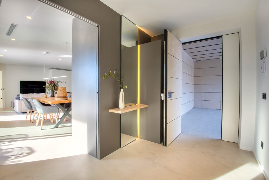 pavimento de hormigón pulido en interior de vivienda contemporánea