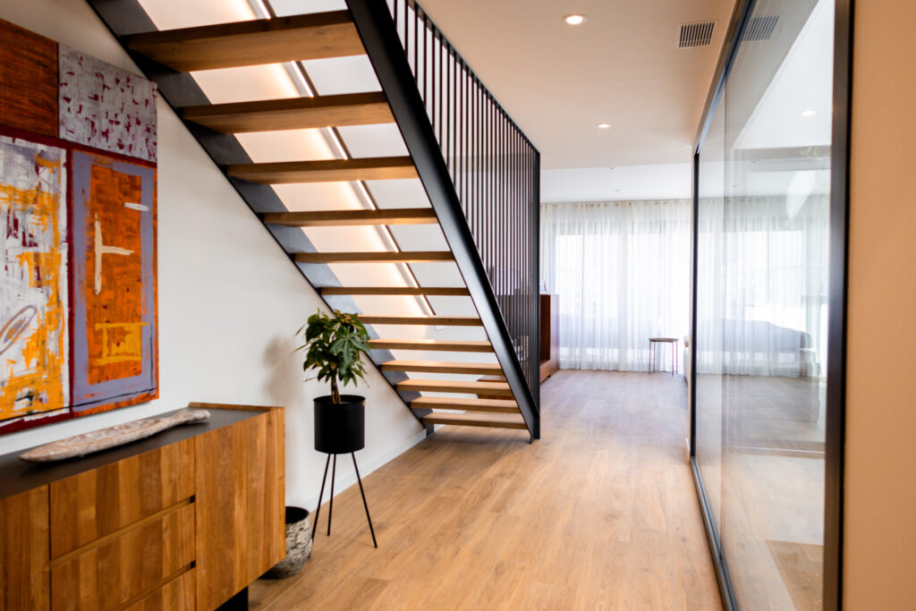 pavimento de parquet de madera natural en vivienda moderna