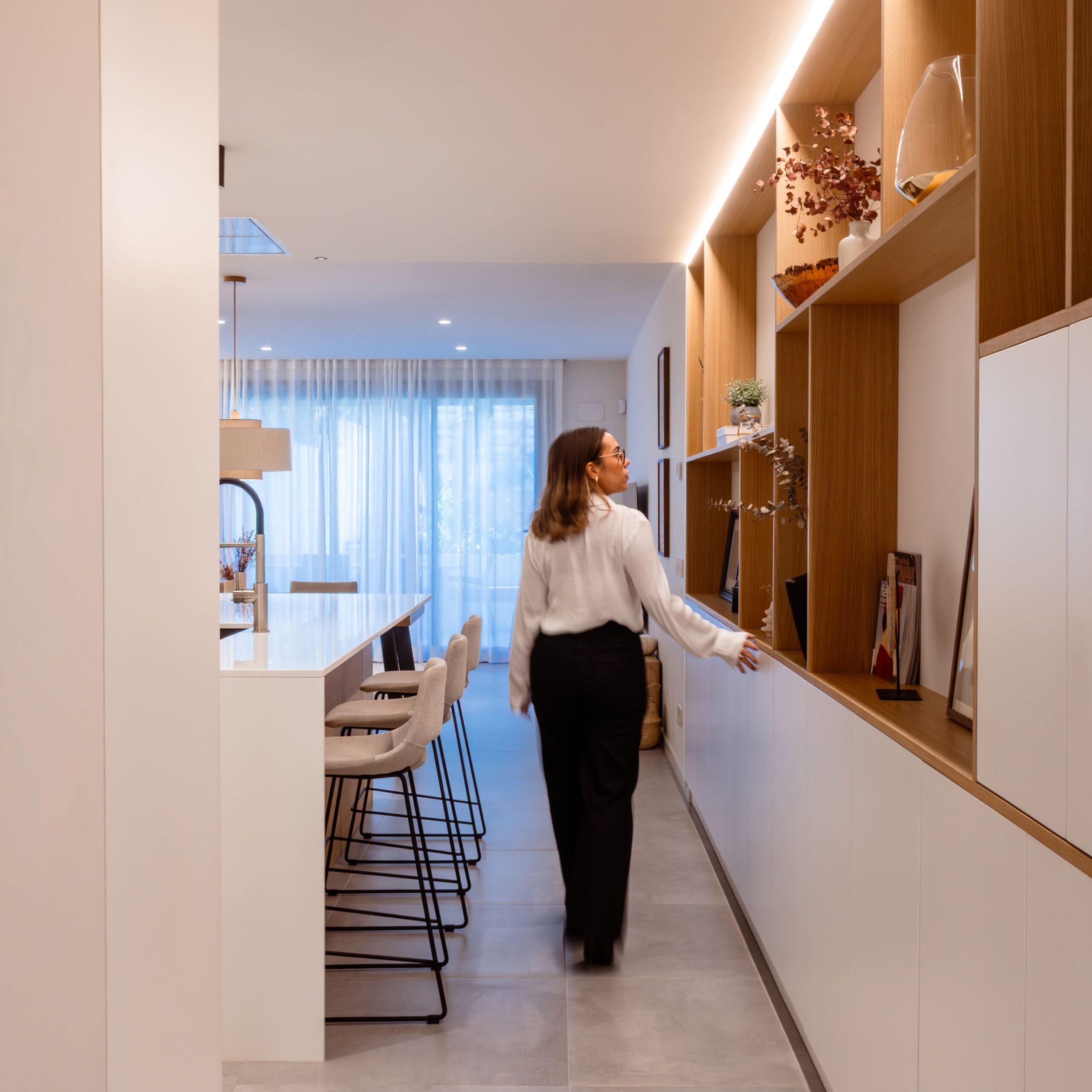 pavimento de piedra natural en interior de vivienda contemporánea