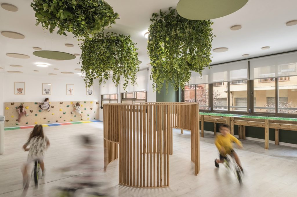 Aula humanizada por Human by Next en la Escuela Mare de Déu de Núria, en Barcelona.|Patio escolar humanizado por Human by Next en la Escuela Sant Nicolau, en Sabadell.