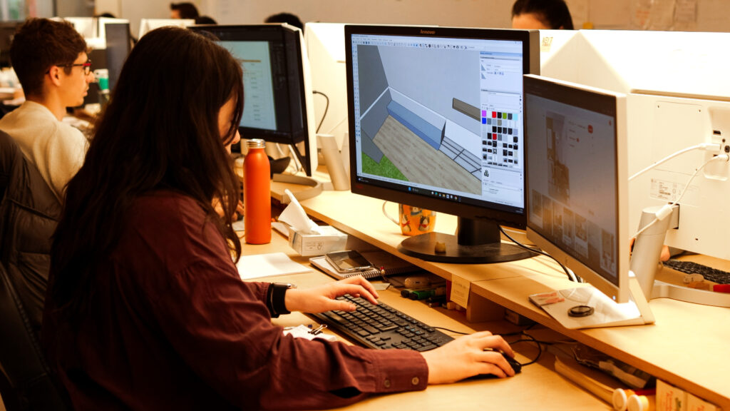 Equipo de arquitectura utilizando tecnología digital para diseñar espacios en 3D, ejemplo de innovación y eficiencia en proyectos arquitectónicos.