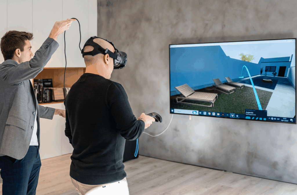 Se utiliza tecnología de realidad virtual para visualizar un proyecto de arquitectura en una pantalla grande dentro de un estudio en Sabadell.