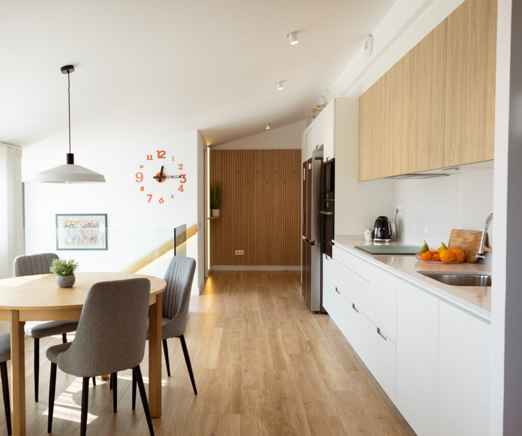 Cocina en línea con distribución recta, ideal para espacios alargados y cocinas abiertas al salón.