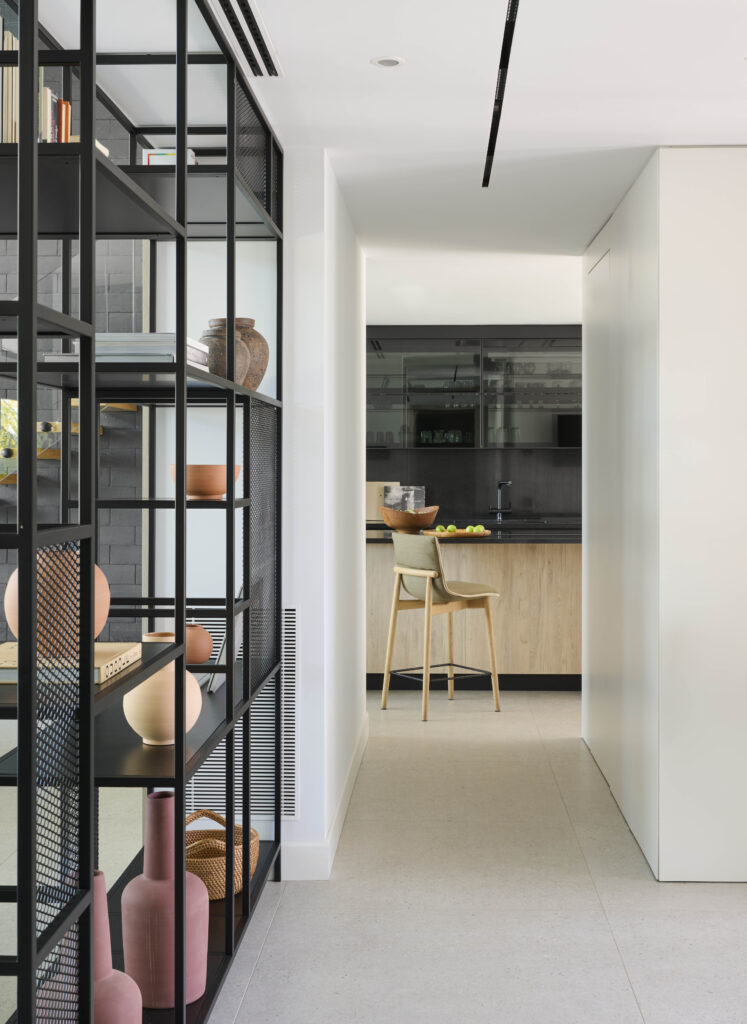 pavimento de gres porcelánico en vivienda moderna con cocina abierta